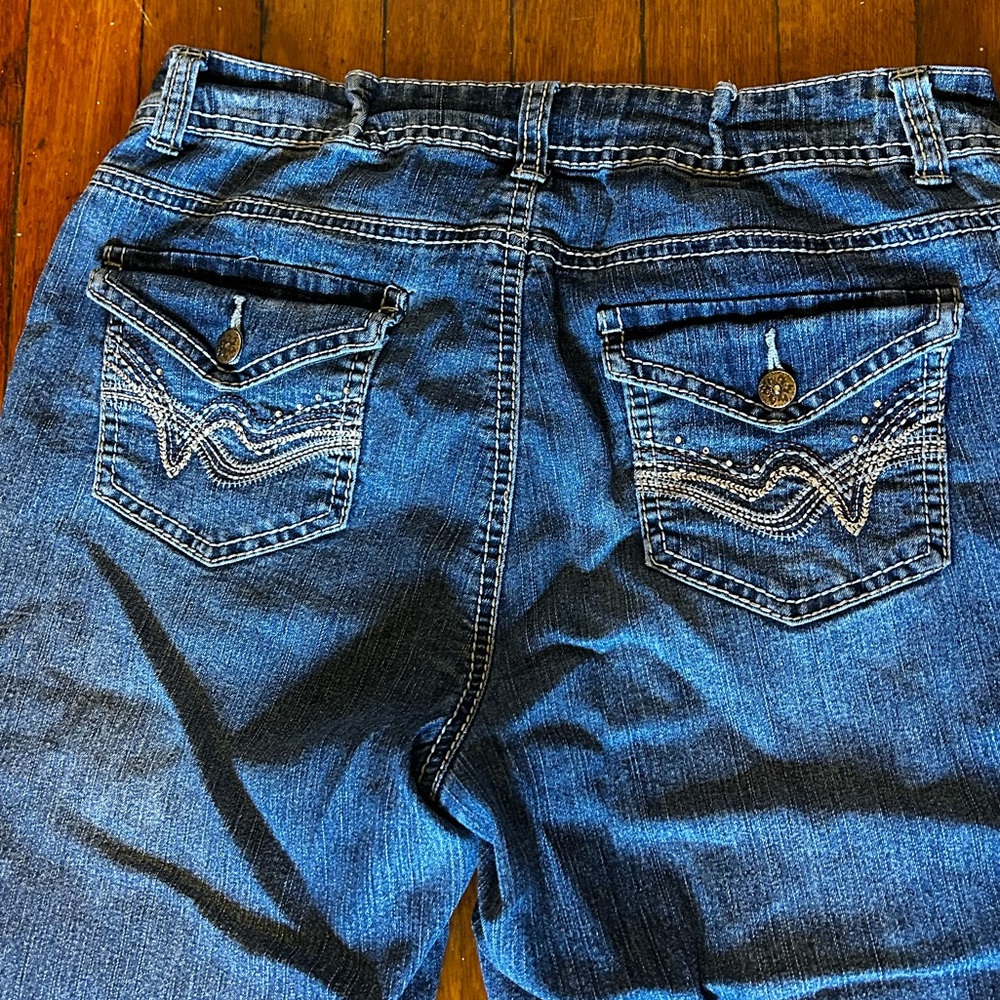 Y2K Capri Jeans with Adorable Pocket Embellishment!